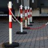 Słupki stalowe z łańcuchem